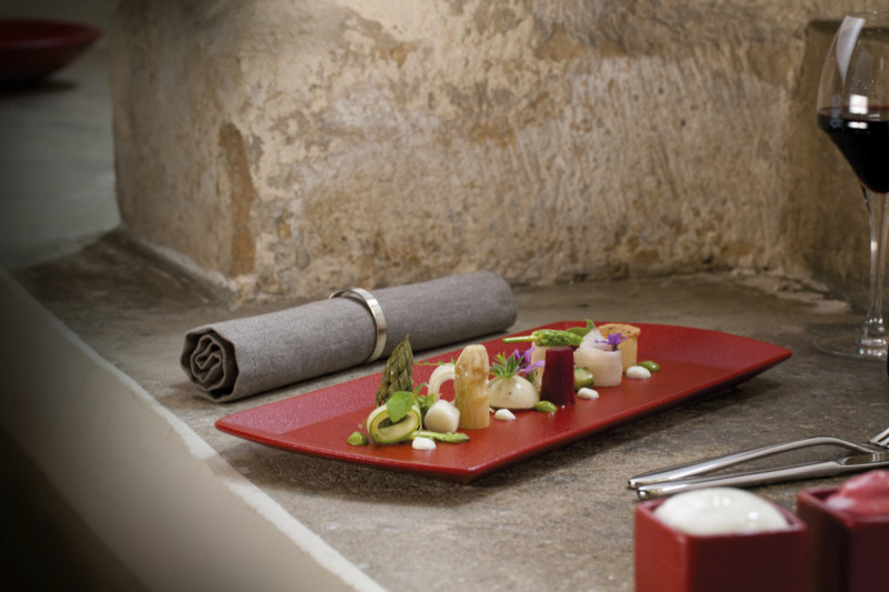 Assiette plate rectangulaire rouge porcelaine vitrifiée 33,6x23,2 cm Neo Fusion Rak