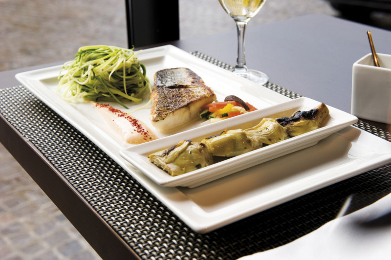 Assiette plate rectangulaire ivoire porcelaine vitrifiée 20,7x7,1 cm Classic Gourmet Rak