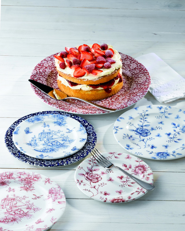 Assiette plate rond Rose Chintz Cranberry porcelaine vitrifiée Ø 30,5 cm Vintage Prints Rose Chintz Churchill