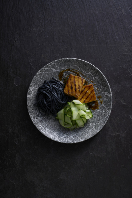 Assiette coupe plate rond Quartz Black porcelaine vitrifiée Ø 26 cm Kintsugi Reverse Churchill
